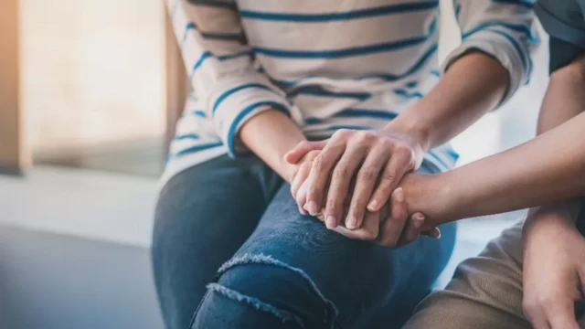 Deux personnes se tenant la main