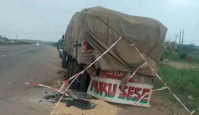 Image d'un camion stationné le long de l'autoroute