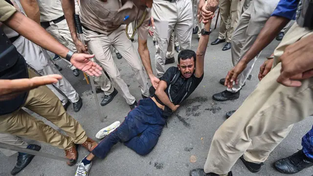 प्रदर्शनकारी छात्र
