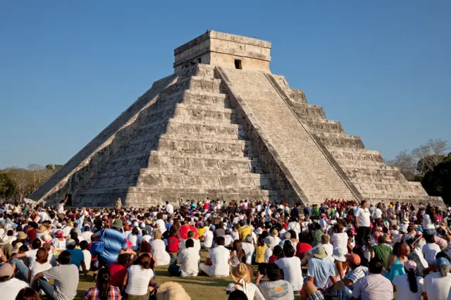 Una multitud aguarda a la aparición de la "serpiente" en la sombra de la pirámide de Chichen Itzá