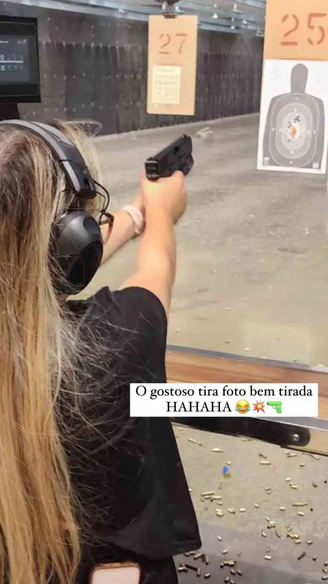 Juliana postou uma foto atirando em um alvo em suas redes sociais. Imagem foi tirada no dia que a brasileira foi a um centro de prática de tiro com o amante, segundo seu depoimento. 
