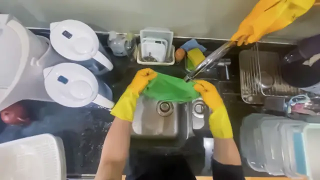 노란 고무장갑을 낀 작업자가 주방 싱크대에서 초록색 행주를 물에 적시는 모습이 머리에 장착된 카메라에 담겼다.
