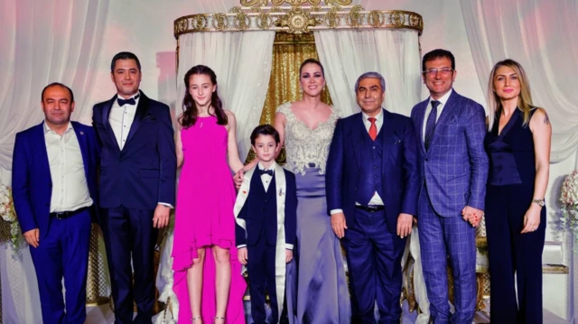 Ekrem İmamoğlu'nun 17 Kasım 2018'de paylaştığı fotoğrafta, ortada Gözdem Ongun da görünüyor