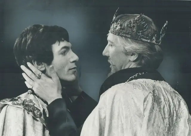 ઍડવર્ડ દ્વિતીય, ગૅ, સમલૈંગિક સંબંધ, ક્રિસ્ટૉફર માર્લો, બ્રિટનનો રાજવી પરિવાર, ગૅ રાઇટ્સ, ગૅ રાઇટ્સ ઍક્ટિવિસ્ટ, એલજીબીટીક્યૂ, LGBTQ+, રૉયલ ફેમિલી, બીબીસી આંતરરાષ્ટ્રીય સમાચાર, બીબીસી ગુજરાતી ઇન્ટરનેશનલ ન્યૂઝ