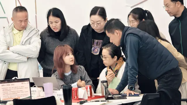 图中一群人，中间女生与其他人对话，周围数人围绕