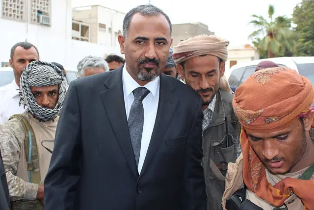 صورة أرشيفية لعيدروس الزبيدي (في الوسط)، بعد أن عُين محافظاً لعدن عام 2015.