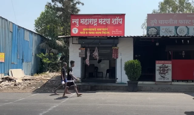 हडपसरच्या निलेश मानकरांच्या न्यू महाराष्ट्र मटण शॉपमध्ये सकाळी साडेदहा-अकरा वाजता पूजा सुरू असते.