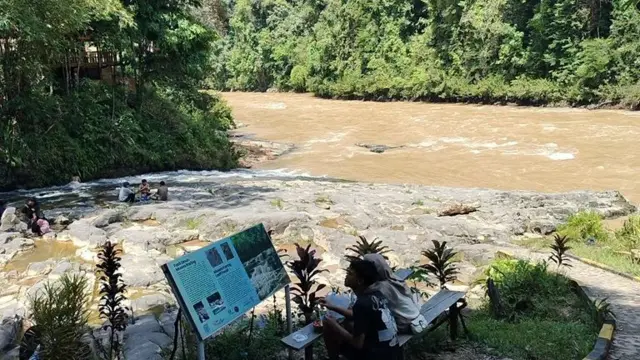 Pengunjung menikmati Air Terjun Muara Karing, salah satu situs Geopark Merangin, yang berada di Renah Pembarap, Kabupaten Merangin.