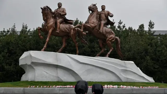 2016년 4월 28일에 공개된 사진은 북한 평양의 만수대 창작사에 있는 김일성 주석(좌)과 김정일 국방위원장(우) 대형 청동상에 주민들이 절을 하고 있다 