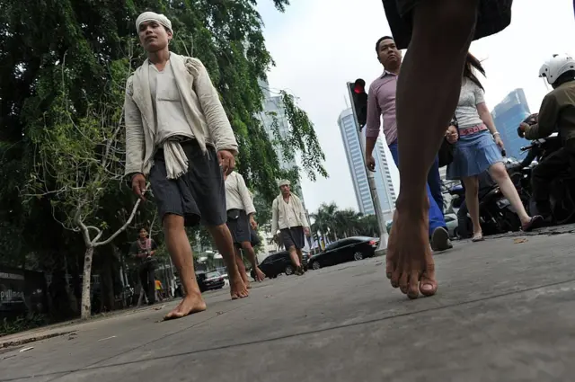 Sejumlah orang suku Baduy berjalan tanpa alas kaki di ibu kota Indonesia, Jakarta, 28 Oktober 2012.
