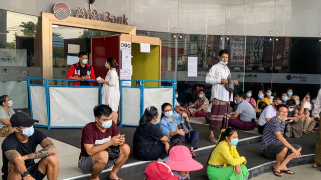 ၂၀၂၁ ခုနှစ် ဧပြီလတုန်းက ကိုယ်ပိုင်အပ်နှံငွေတွေကိုထုတ်ယူဖို့ စီတန်းစောင့်ဆိုင်းခဲ့ရစဉ်