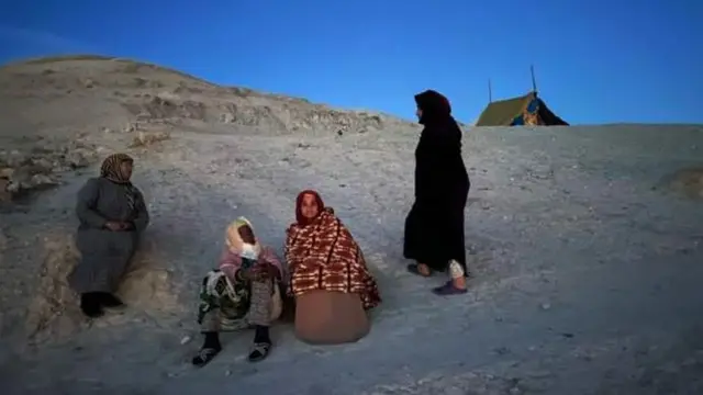 "Бизга ёрдам керак, илтимос, ёрдам беринг", дейди одеялга ўраниб олган Ҳакима.