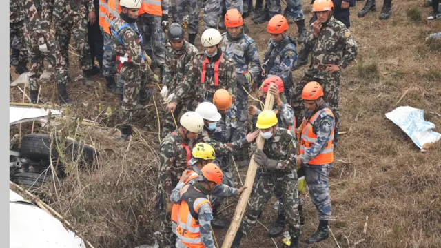 उद्धारकार्यमा संलग्न सुरक्षाकर्मी