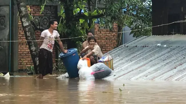 ရေမြုပ်နေတဲ့ ဘားအံမြို့ပေါ်ရပ်ကွက်တခု