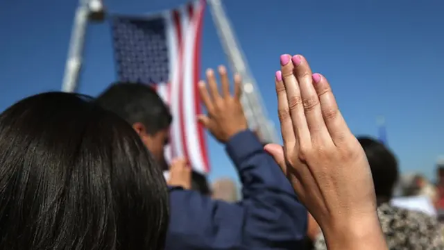 ผู้อพยพสาบานตัวเป็นพลเมืองอเมริกันที่เมื่อปี 2015