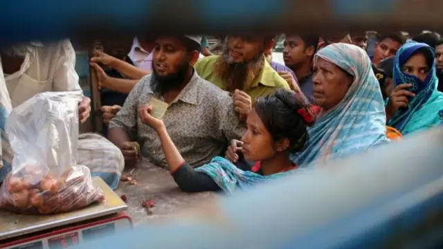 নিত্য প্রয়োজনীয় দ্রব্যের মূল্যবৃদ্ধিতে হিমশিম খাচ্ছে মানুষ