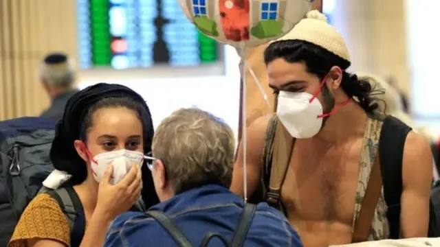 شخصان يرتديان أقنعة حماية من الكورونا