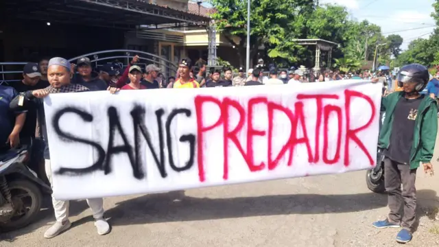Warga membawa spanduk dalam aksi demonstrasi di Pondok Pesantren yang berada di Kecamatan Tlogowungu, Kabupaten Pati, Sabtu (2/5/2026).