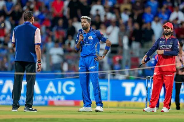 டாஸ் வென்ற ஹர்திக் பாண்டியா பந்துவீச்சை தேர்வு செய்தார்