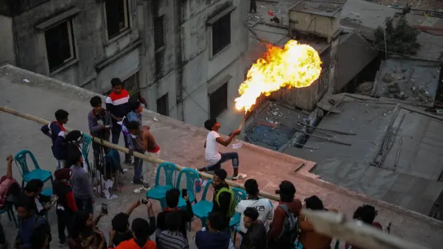 ঘুড়ি উৎসবের অন্যতম আকর্ষণ আগুন নিয়ে খেলা