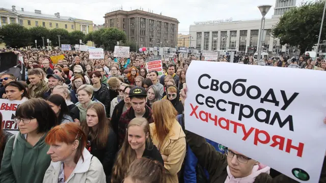 Митинг в поддержку сестер Хачатурян в Санкт-Петербурге