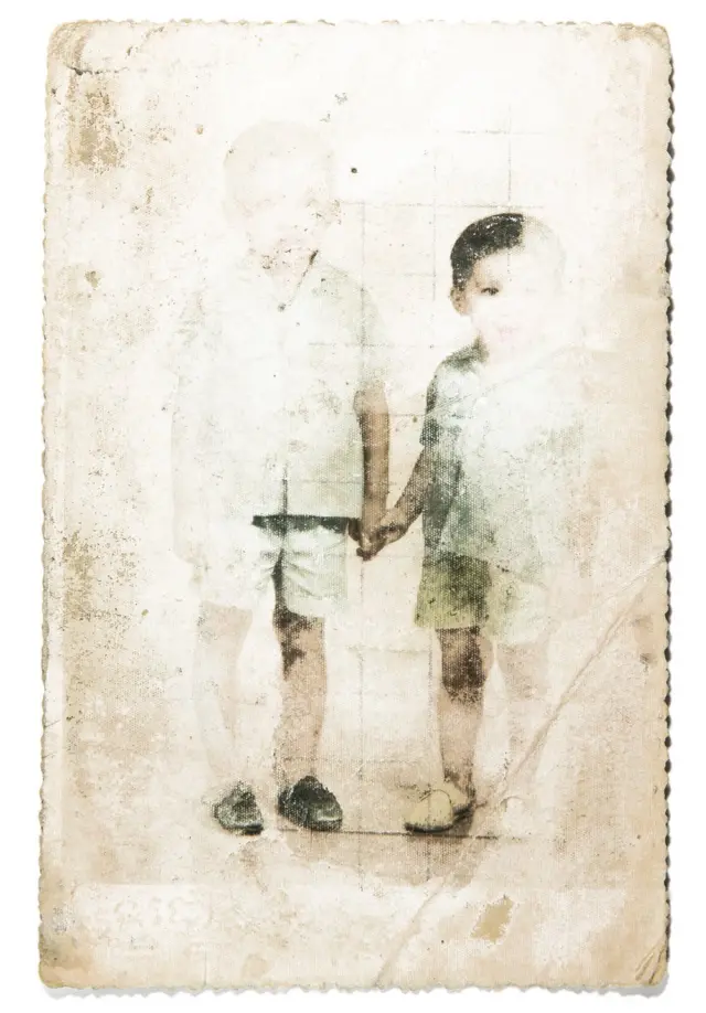 Vira (desno) drži za ruku brata Monirota