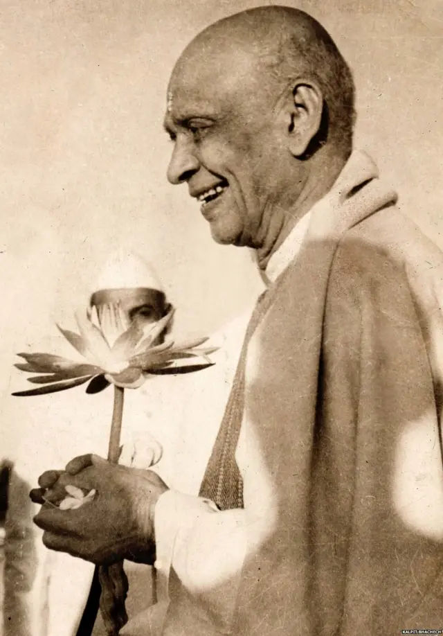 1948 मध्ये अहमदाबाद भेटीवर आलेल्या सरदार पटेल यांच स्वागत कमळचं फुल देऊन करण्यात आलं. भारतीय जनता पक्षाचं निवडणूक चिन्ह आता कमळच आहे.