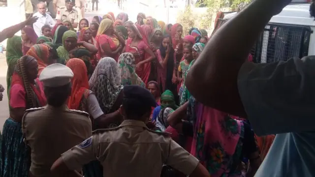 મહિલાઓ દ્વારા પોલીસ સ્ટેશનનો ઘેરાવ