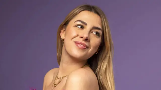 девојка позира 