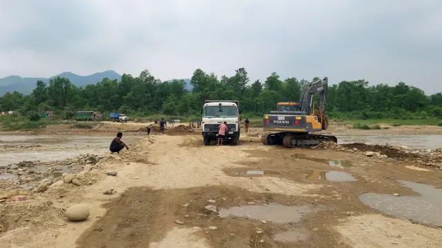 दुम्कीबासको विनयी खोलामा रहेको पुल पनि भत्किएपछि केहीअघि डाइभर्सन निर्माण गरिँदै 