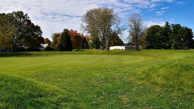 Pequeña bandera que marca lo que fue un hoyo de un campo de golf