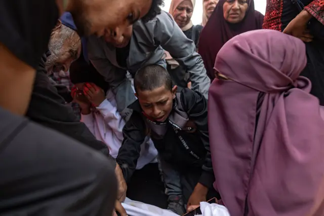 فلسطينيون يودعون أحباءهم القتلى في المستشفى الإندونيسي بعد غارةٍ جويةٍ إسرائيليةٍ على عيادة التوبة الطبية في جباليا، في بيت لاهيا، شمال قطاع غزة، في 15 مايو/أيار 2025