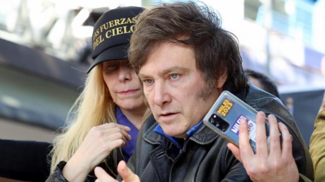 Javier Milei junto comaplicativo de jogo de futebol apostairmã Karina Milei