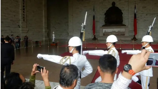 根据台湾新通过的《促进转型正义条例》,中正纪念堂之类和蒋介石有关的建筑、文物、甚至假日都有可能被看成是"威权象征"而被"废除"。