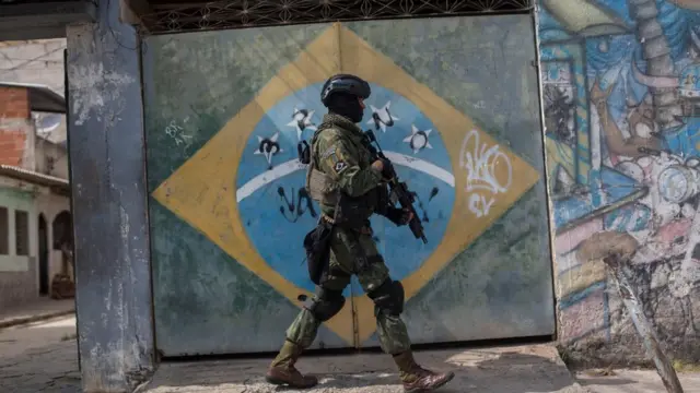 Soldado do Exércitocrash jogo blazefavela do Rio