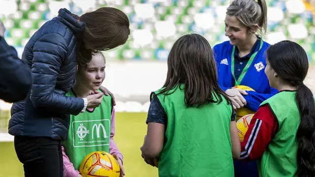 Герцогиня Кембриджская утешает девятилетнюю Жасмин