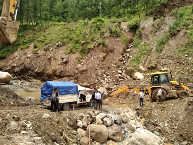 थुनाग में रास्ते का काम किया जा रहा है