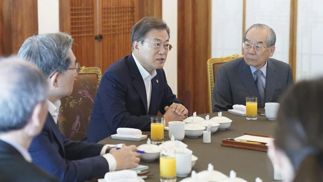 오찬 가지는 문재인 대통령과 원로들