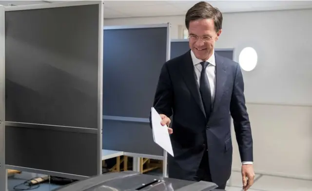 Hollanda Ba;bakani Mark Rutte oy kullandı