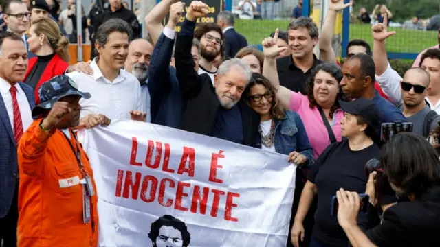 Al salir de prisión, Lula fue recibido por dirigentes y militantes de su partido que se habían congregado para recibirle.