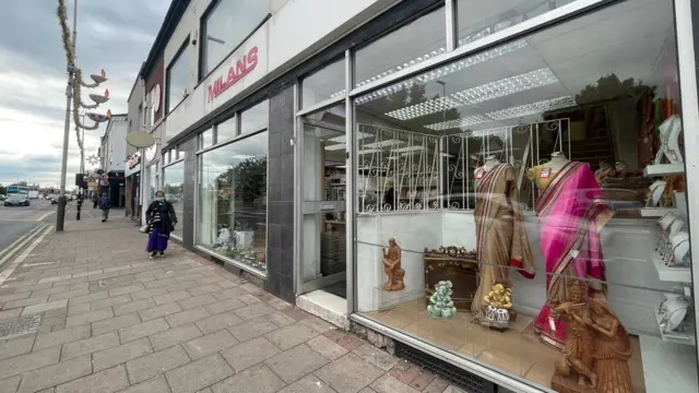 كيشور شوهان يمتلك متجر ميلانز المقابل للمعبد، ويديره منذ 45 عاما