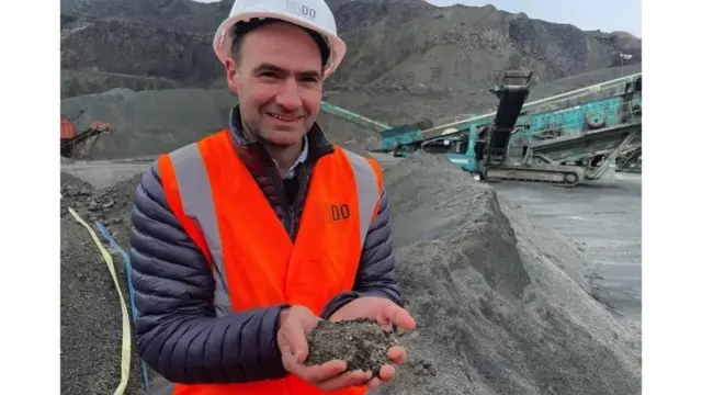 Jim Mann appelle "poussière magique" les roches qui pourraient contribuer à refroidir notre planète