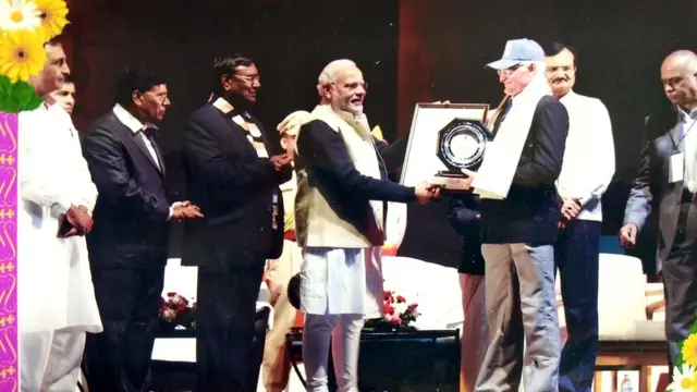 ક્રિકેટર વિકાસ પટેલ અને નરેન્દ્ર મોદી