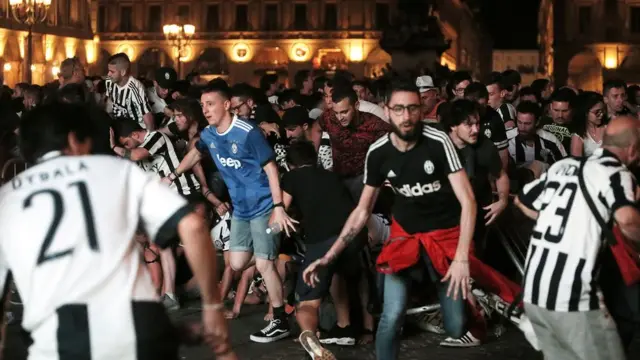 San Carlo Meydanı'ndaki izdiham