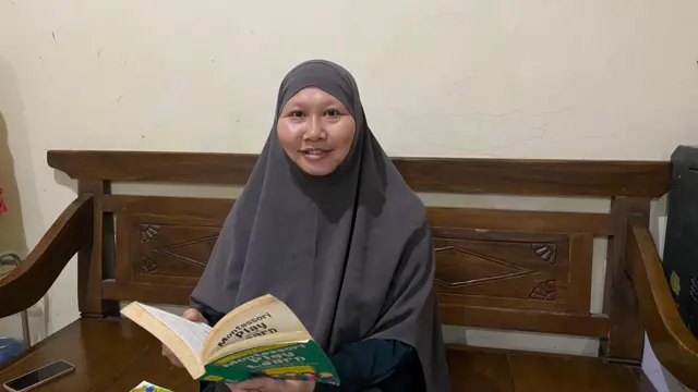 Safitri Ristagitania Ahtar, salah seorang orang tua pelajar di Kota Bandung, menilai aturan jam malam bagi pelajar harus dibarengi dengan edukasi di tingkat keluarga.