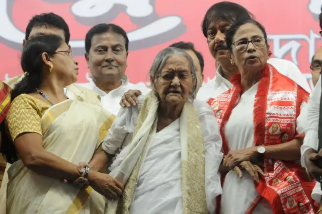 মতুয়া সম্প্রদায়ের প্রয়াত প্রধান বীনাপাণি দেবী (মাঝে) - র সঙ্গে মুখ্যমন্ত্রী মমতা ব্যানার্জী - ফাইল ছবি