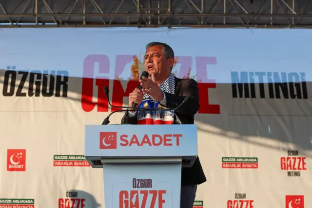 CHP Genel Başkanı Özgür Özel sahnede konuşuyor