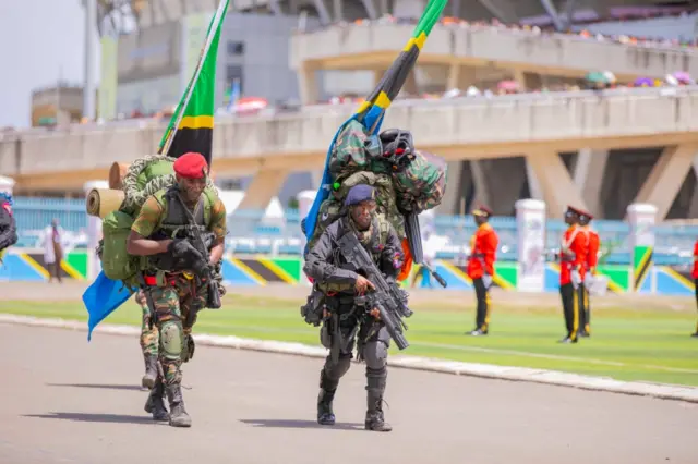 Umusirikare hamwe n'uwo mu itsinda ry'abasirikare badasanzwe (iburyo) bari mu myiyereko