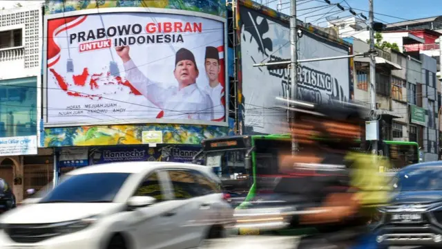 Sejumlah kendaraan melintas di dekat baliho bergambar Ketua Umum Partai Gerindra Prabowo Subianto dan Wali Kota Solo Gibran Rakabuming Raka di Jalan Pemuda, Kota Medan, Sumatera Utara, Minggu (15/10/2023). 