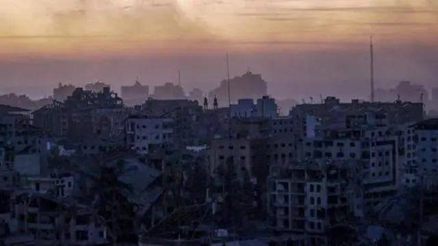 ইসরায়েলের বিমান হামলার পর গাজার উত্তরাঞ্চল থেকে ধোয়া উঠছে।